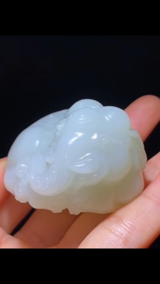 精品吉祥  太平有象 新疆和田籽料 留原皮 白度一级 52×43×34mm