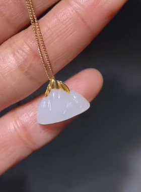 精品新疆和田玉籽料 背有靠山 一级白油性脂粉好18k 14.5×18.5mm