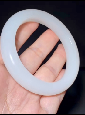 精品新疆和田玉籽料 手镯 一级白 油性和脂粉都非常到位 内径55mm