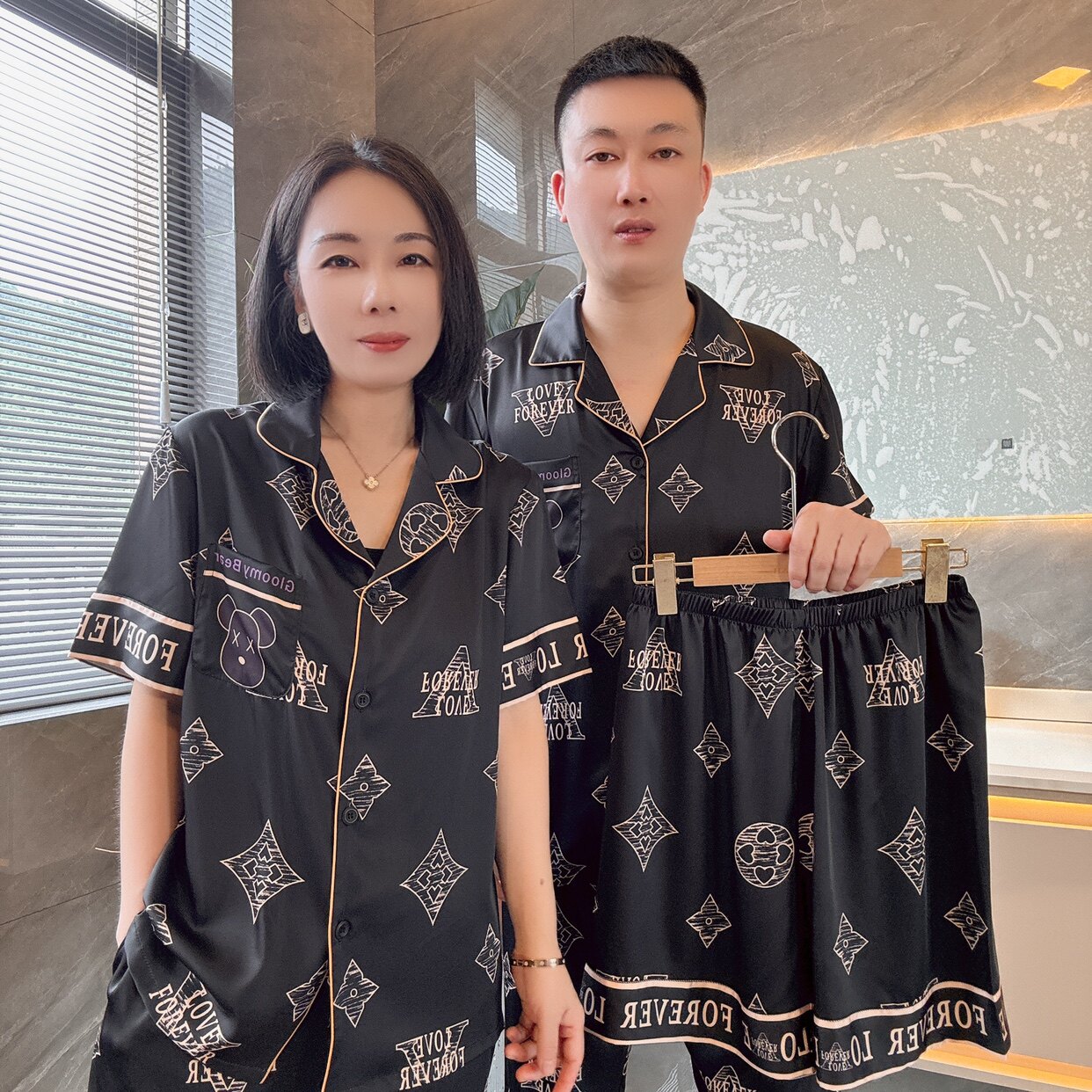 时尚三件套黑色V排字母冰丝睡衣薄款男女夏季短袖家居服套装宽松