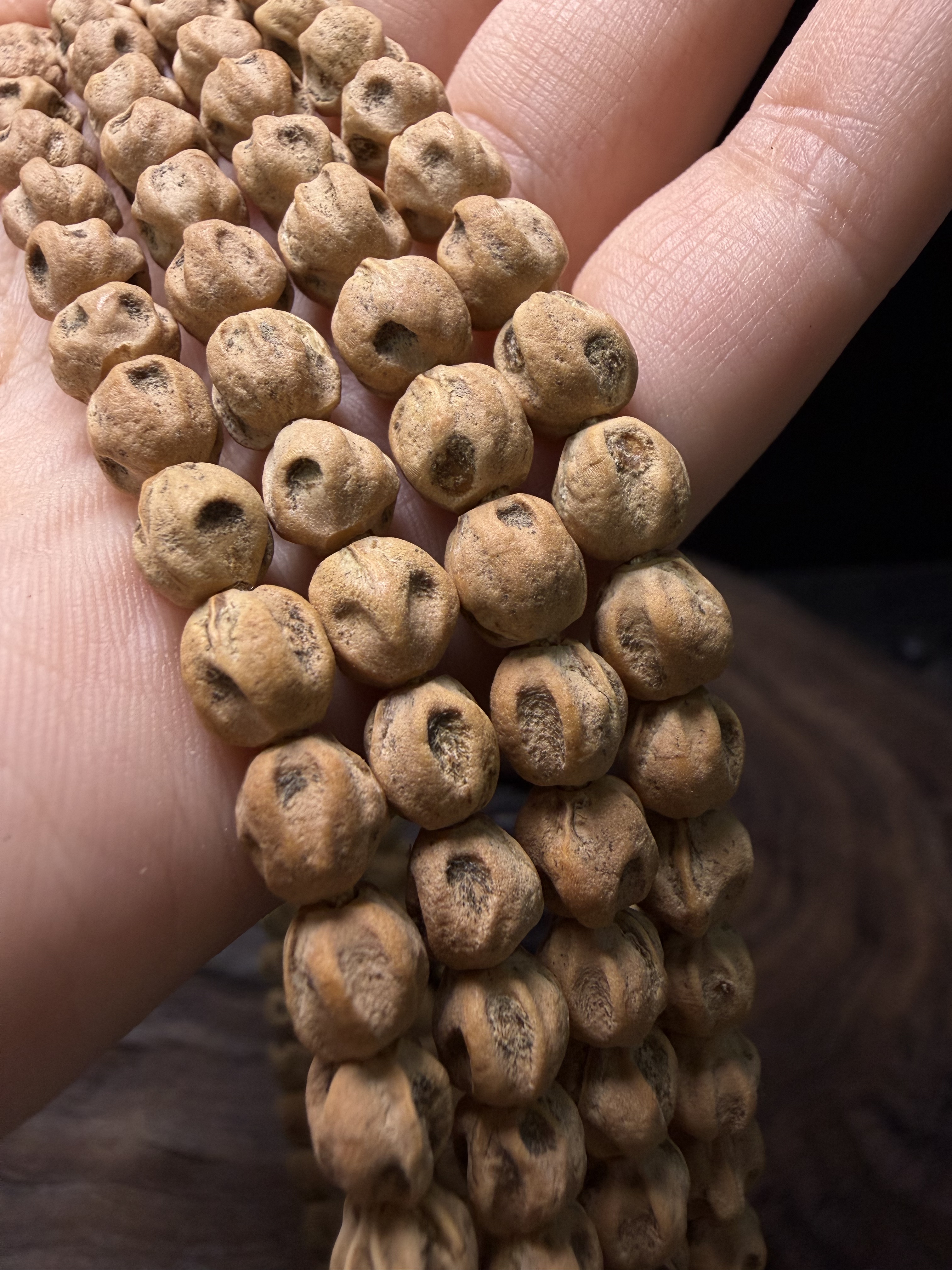 H热振柏香籽微切顺纹深坑莲花鬼脸果冻皮干净款白芽红油皮108文玩