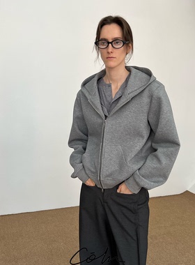 COLN晚风吹起舒爽卫衣终于占据主场 每一年的初秋都需要拉链卫衣