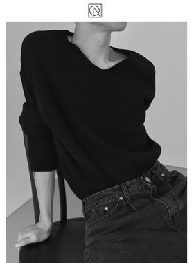 COLN 内搭界的好手 秋冬也不吝啬露出你的锁骨线条的V领加厚毛衣