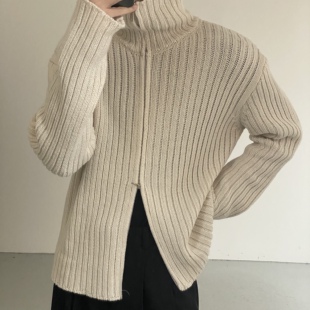 怎么时髦怎么来 怎么好穿怎么来 COLN属于叠穿高手 拉链高领毛衣