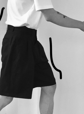 COLN 修身西装短裤已退潮 挺括面料的百慕大短裤的时髦已来到