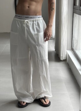 COLN宽松到可以放进4条腿的卫裤1定可让你很舒服和看起来很chill