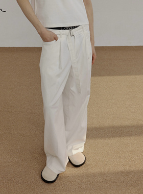 COLN用腰带双口袋直筒牛仔裤迎接夏日 不粘腿的同时松弛无需多言