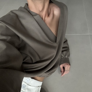 且质感都藏在细节和设计里 不需要太花心思搭配 COLN有品 V领衬衫