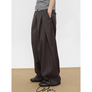 COLN这条宽松打褶直筒西裤放逐紧绷的线条让每个步伐都有风的形状