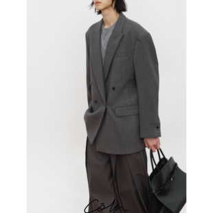 COLN双排扣长款西装摒弃传统西装的紧绷用宽松改写冬日所需轮廓