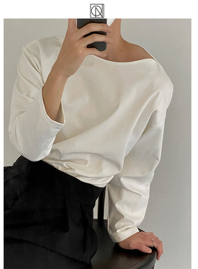 COLN 就算春回大地也要穿黑白 离不开心机打底单品一字长袖领T恤