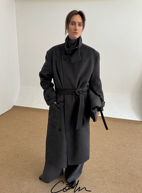 COLN灰色高领系带大衣虽不抢镜却能在群众一眼被认出是有故事