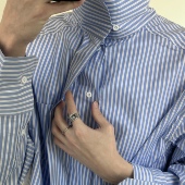 你会喜欢细节挺多 COLN很久没出条纹了希望这一次 条纹高领衬衫