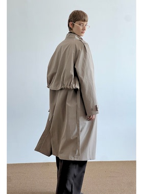 COLN是假两件风衣把戏藏在背影里后叠片给了转身的玄机也成了风格