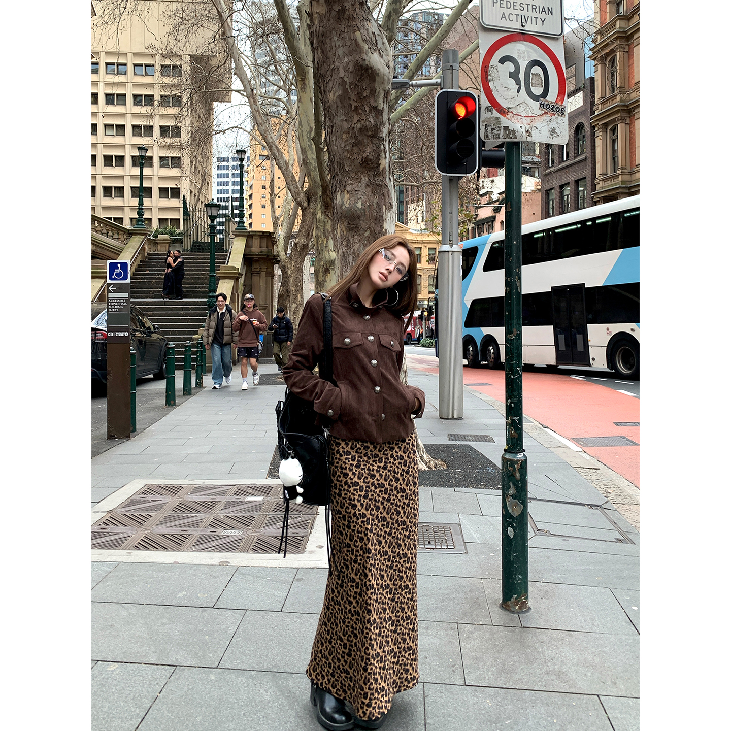 小野豹垂坠斜裁半身裙