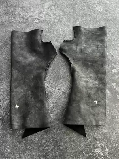 Black Matte Waxed Cowhide Half-Finger Gloves with Three-Dimensional Tailoring, a Dark Fashion Accessory, Pure Silver Cross Studs