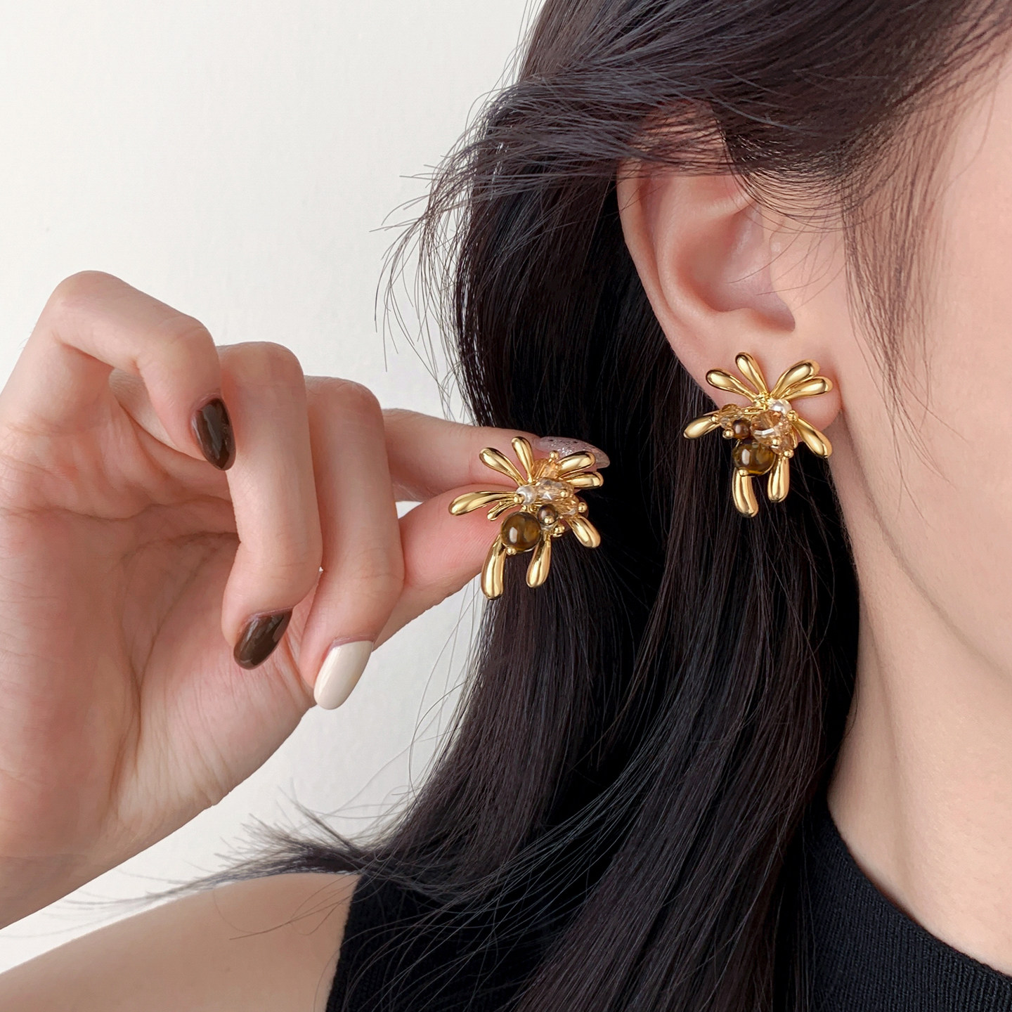 巷南999银烟花虎眼石耳钉轻奢女