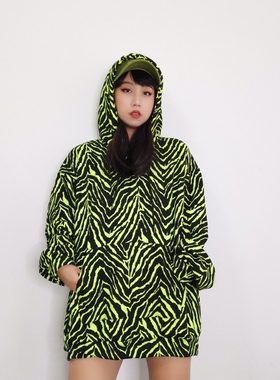 秋冬新款街头辣妹炸街荧光绿色斑马纹加绒连帽卫衣嘻哈宽松女潮