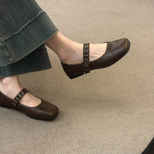 棕色单鞋女2025新款配裙子法式玛丽珍女鞋平底鞋软底芭蕾风小皮鞋