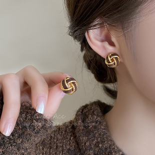 复古气质美拉德耳钉女2026秋冬新款耳饰轻奢高级感小众独特耳环