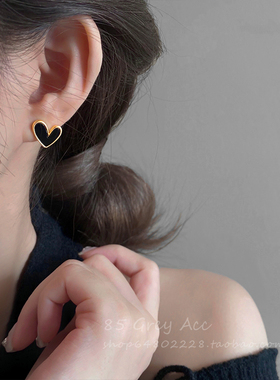 2026年新款黑色爱心耳钉女简约小众设计耳环防过敏高级感气质耳饰