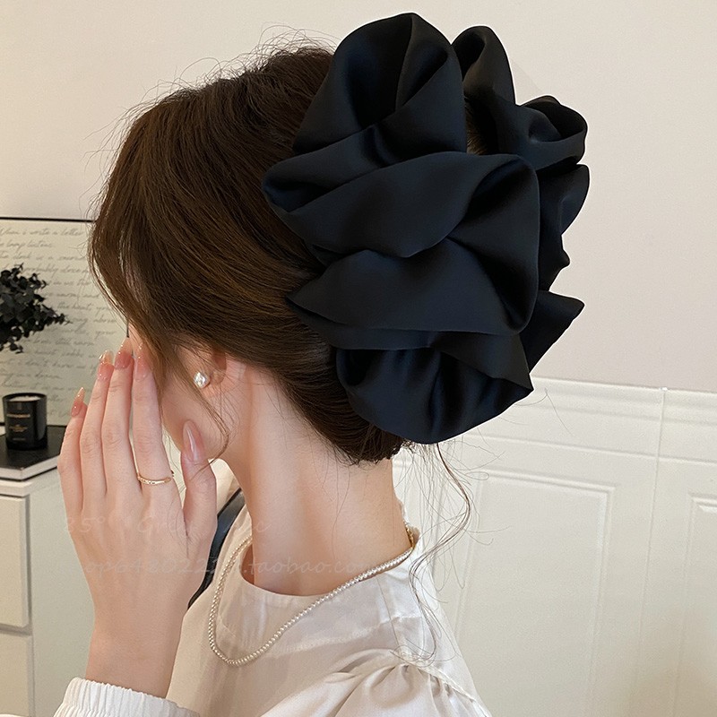 黑色缎面云朵泡泡纱抓夹女高级感小众设计轻奢气质百搭鲨鱼夹发夹