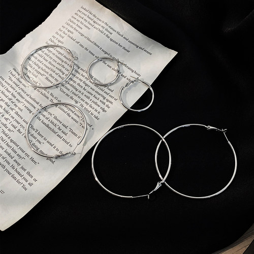 85度灰欧美轻奢圆形气质耳圈