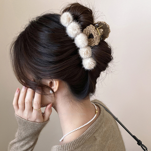 高级感秋冬毛绒球球发夹女后脑勺大号抓夹发卡2025新款鲨鱼夹头饰