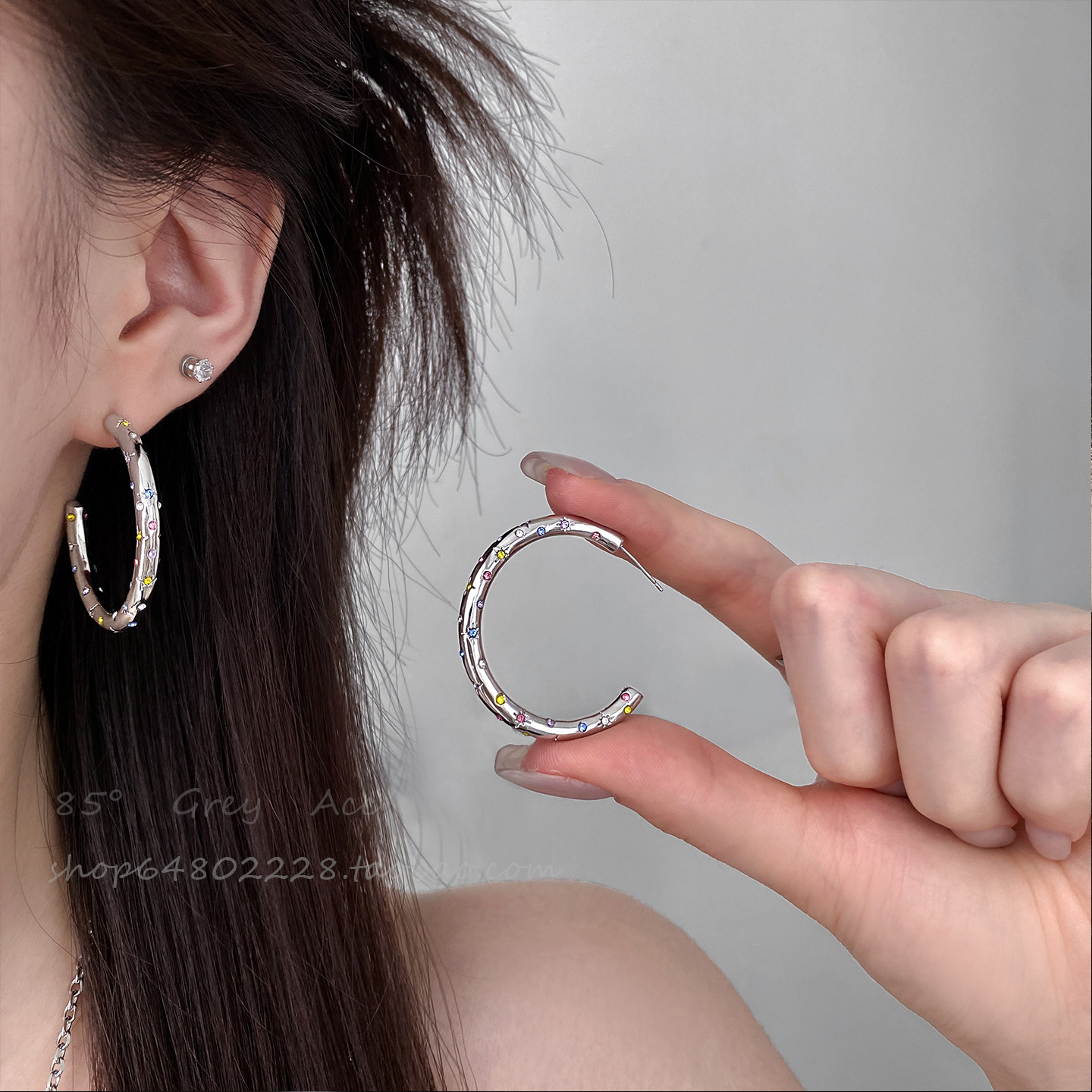 甜酷girl~轻奢水钻锆石圈圈耳环2026新款冷淡风耳钉夸张大耳圈女