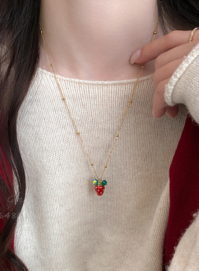 圣诞红草莓吊坠项链女轻奢高级感颈链2025新款新年长款毛衣链配饰