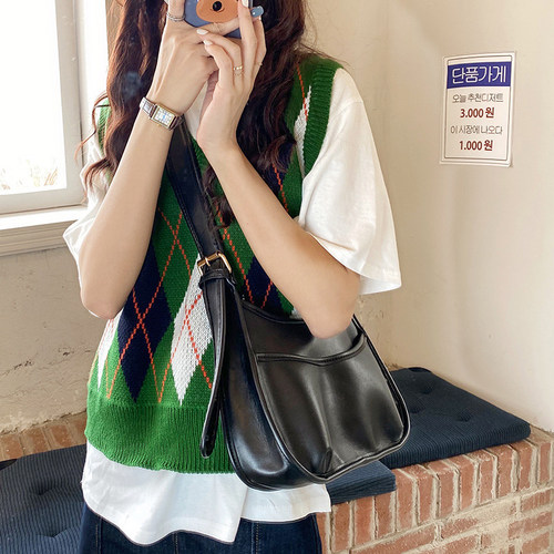 简约通勤褶皱软皮斜挎马鞍包