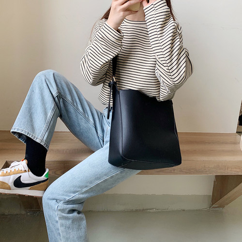 新款简约大容量斜挎水桶包