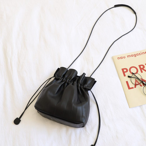 日系复古小软皮水桶包