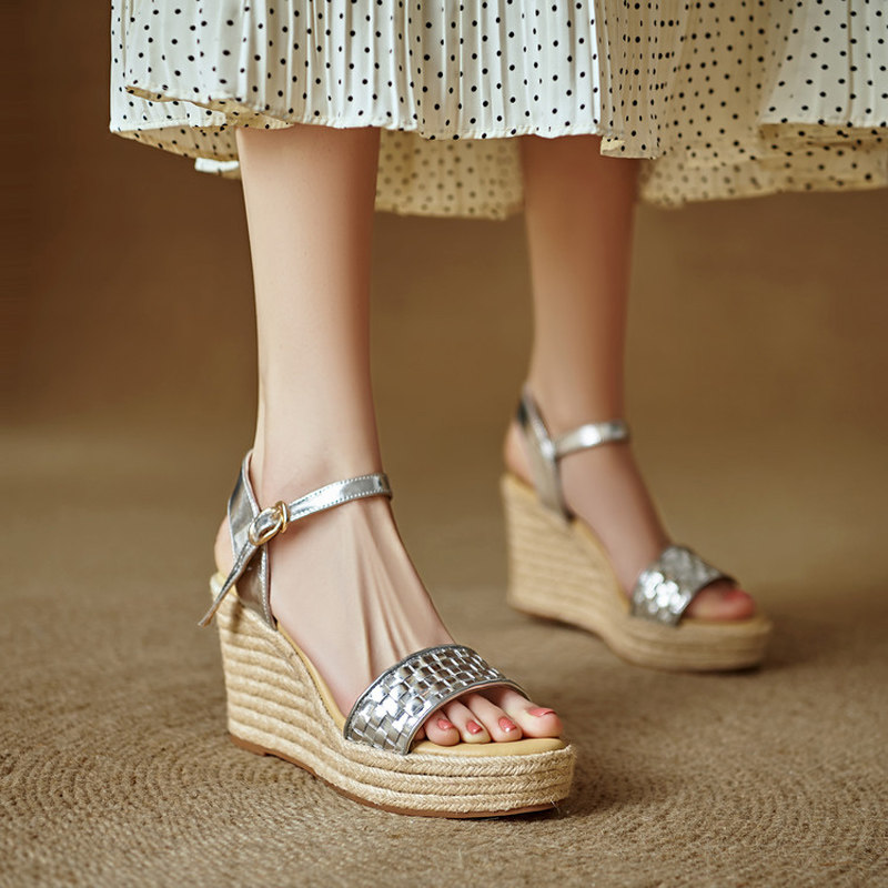 凉鞋女坡跟防滑松糕厚底2026夏天新款轻便真皮一字扣高跟鱼嘴鞋