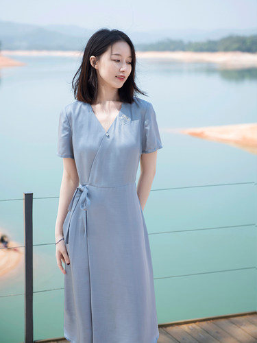 复古温婉文艺交叠V领连衣裙