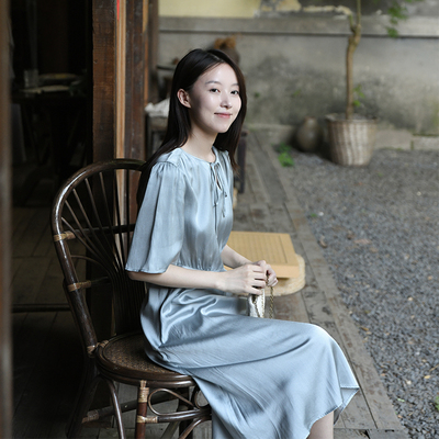 精致宽松舒适圆领系带连衣裙