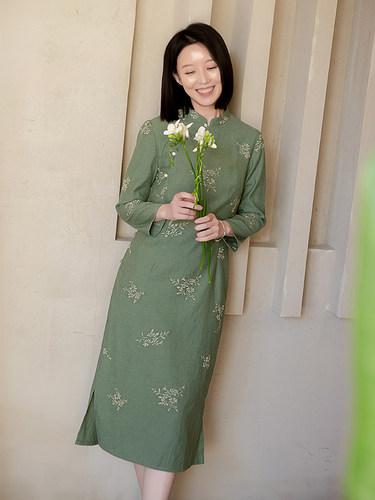 复古温婉轻中式绣花旗袍