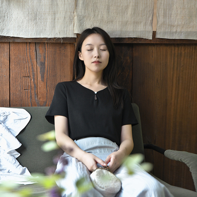 文艺水滴领口一粒扣短袖T恤