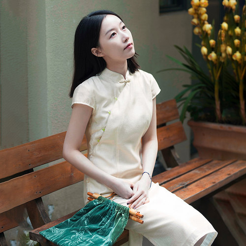 复古轻中式日常绣花旗袍