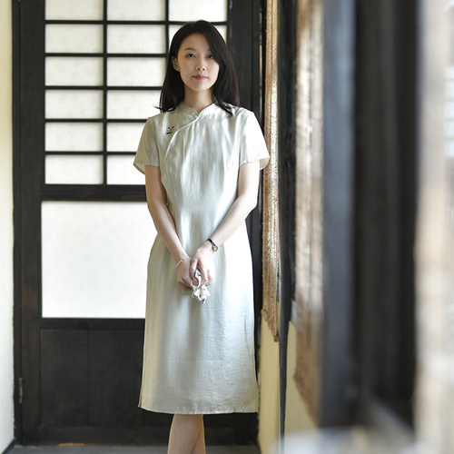 新中式温婉立领斜襟刺绣旗袍