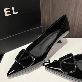 V扣黑色真皮通勤百搭中跟单鞋 新款 4CM 女2025春秋季 细跟尖头高跟鞋