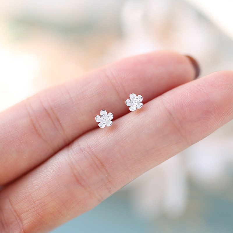 S925纯银迷你小桃花耳钉女素银耳骨学生气质百搭清新小巧养耳朵饰