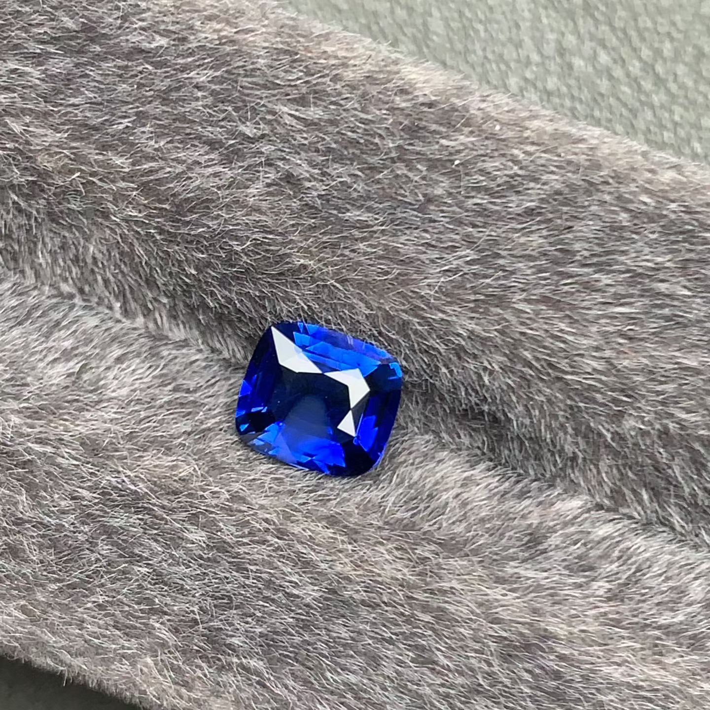 天然皇家蓝蓝宝石裸石切工精湛颜色浓郁1.57ct吉尔德证书