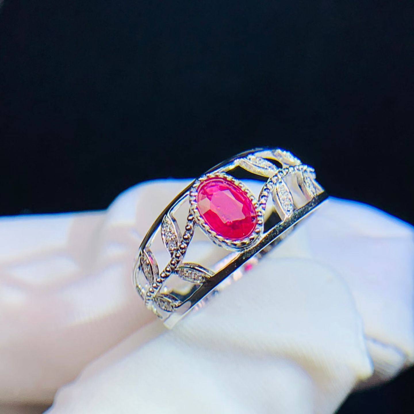 天然红宝石戒指18K金配南非钻石镶嵌颜色艳丽火彩耀眼主石：1.0ct