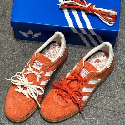Adidas三叶草橙色低帮板鞋