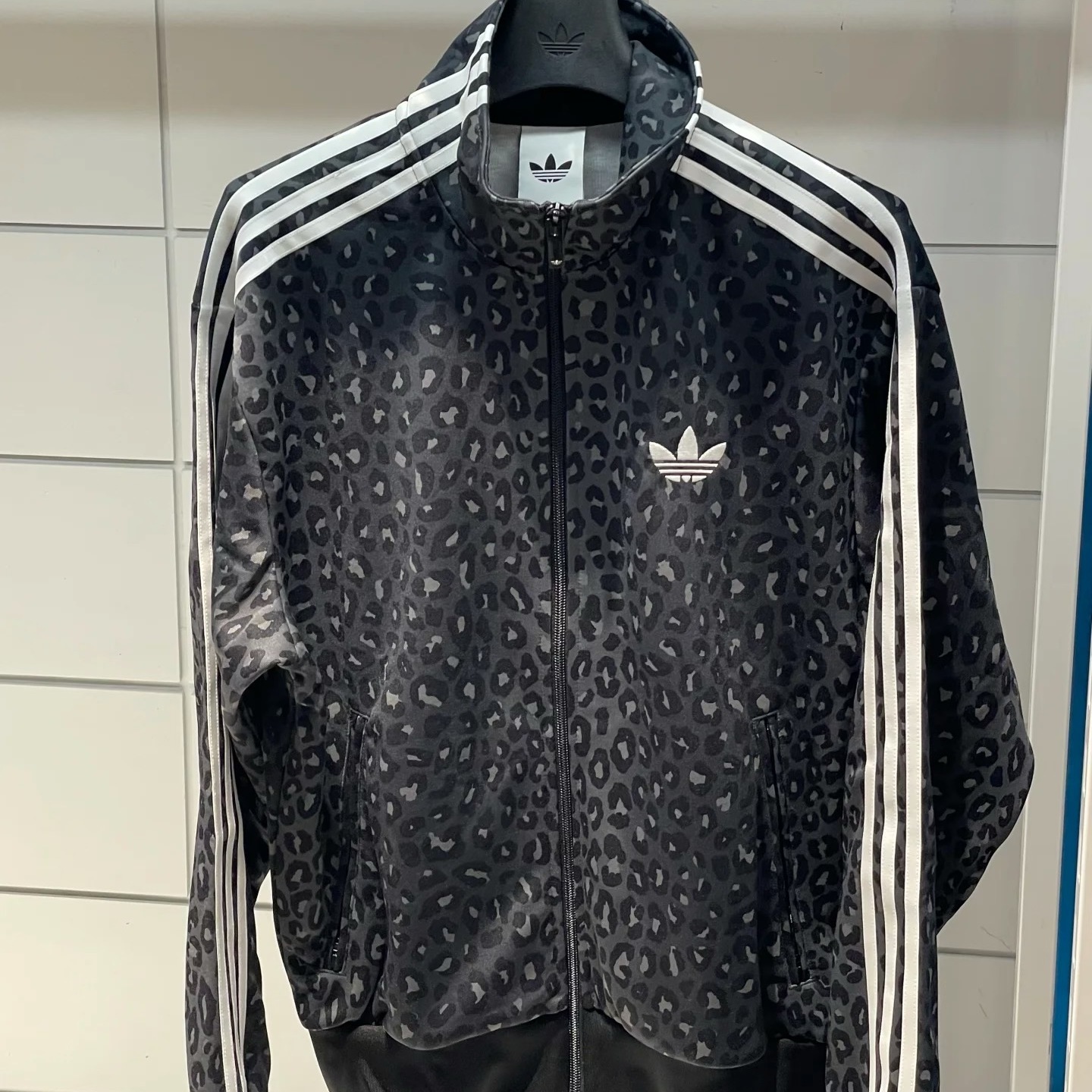 Adidas三叶草25款男女Firebird豹纹印花运动宽松夹克外套JV7579