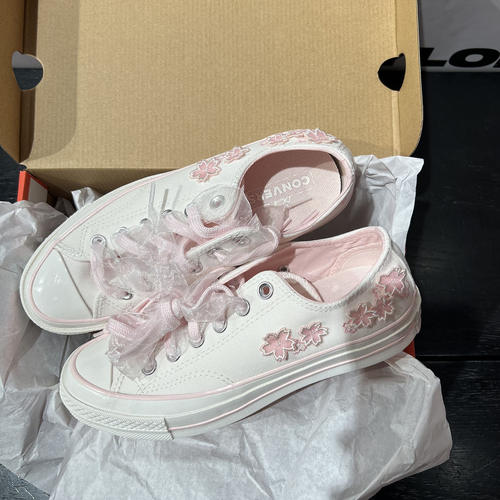 匡威休闲女款低帮刺绣