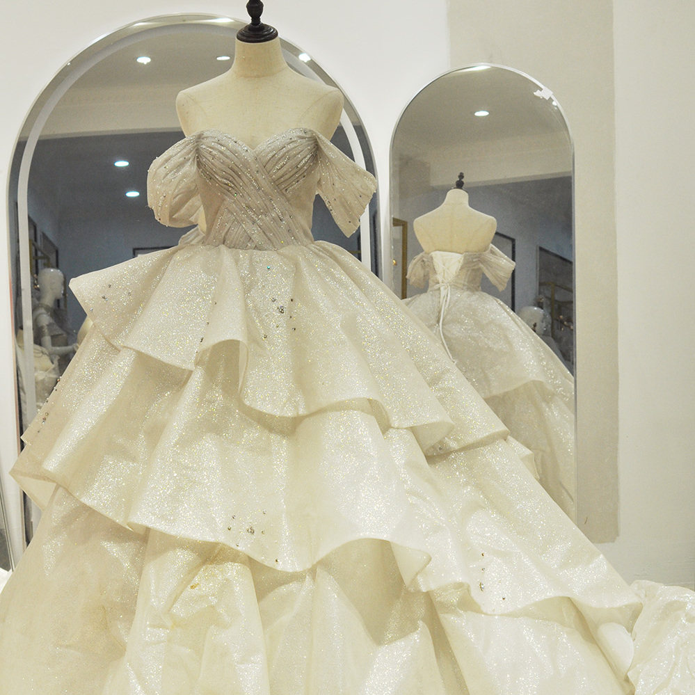 拖尾主纱重工显瘦一字肩图片