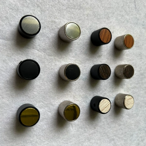 Гитара, электронная металлическая шапка, цветная инкрустация камня