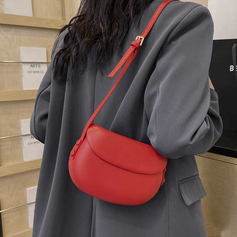 麦瑞雅韩国复古红色简约马鞍包